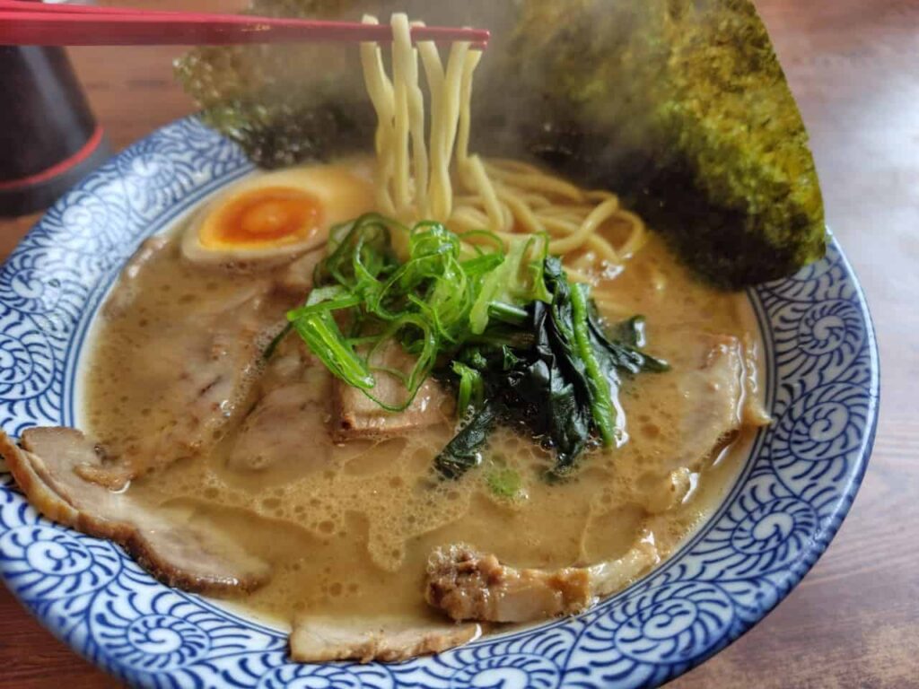 沖縄宮古島ラーメン　天晴の沖縄最強の豚骨醤油スープ
